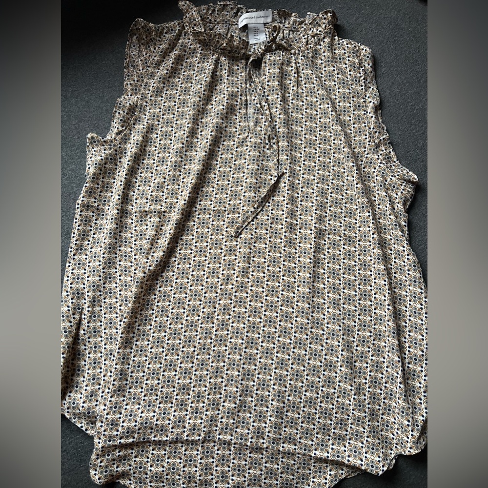 Short sleeved, Flowy Blouse!